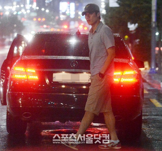 축구 선수 박지성이 김민지 아나운서와 데이트를 하기 위해 평소 즐겨 타던 아우디 R8 대신 메르세데스-벤츠 E300을 선택했다./이새롬 기자