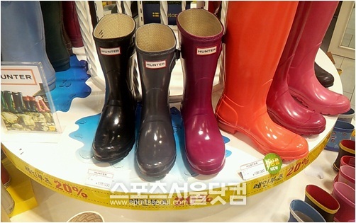 본격적인 장마철이 시작되면서 ‘레인부츠’는 여성들의 필수 패션 아이템이 됐다. / 박지혜 인턴기자