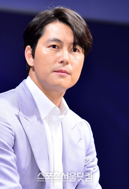 영화 감시자들에 출연한 정우성이 영화 속에서 17명의 액션 배우와 함께 연기한 소감을 밝히며 어깨 부상을 당했었다고 이야기했다./더팩트DB