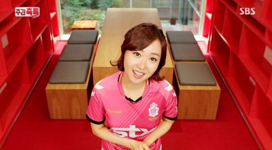 김민지 아나운서는 SBS 풋볼매거진 골!에서 통통 튀는 진행으로 스포츠 팬들에게 비타민지라는 별칭을 얻기도 했다. / SBS 방송 화면 캡처