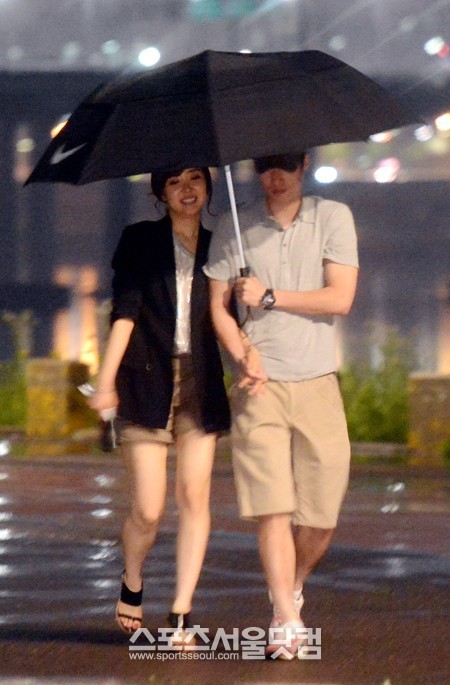 소박한 데이트를 즐기고 있는 박지성과 SBS 김민지 아나운서. /임영무 기자