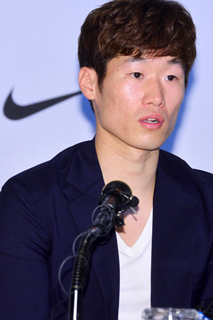 박지성 선수의 20일 기자회견장에서도 배너광고에 나이키 로고가 등장한다. /수원=남윤호 기자