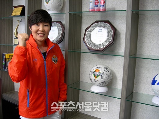 한국 프로축구 사상 첫 여성 CEO인 임은주 강원FC 대표이사가 자신의 사무실에서 파이팅 외치고 있다. / 강릉 = 김용일 기자