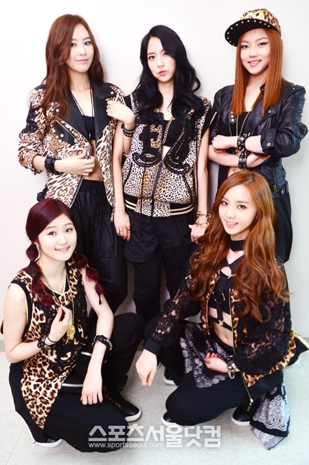 신인 걸그룹 투아이즈(2EYES)의 멤버 혜린, 향숙, 다은, 다솜, 연준(왼쪽 위부터 시계방향)이 <더팩트>과의 인터뷰에 앞선 사진 촬영에서 밝게 미소짓고 있다./남윤호 기자