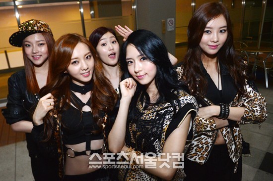 걸그룹 투아이즈의 멤버 다은, 다솜, 연준, 향숙, 혜린(왼쪽부터)이 발랄한 표정으로 카메라를 응시하고 있다()./남윤호 기자