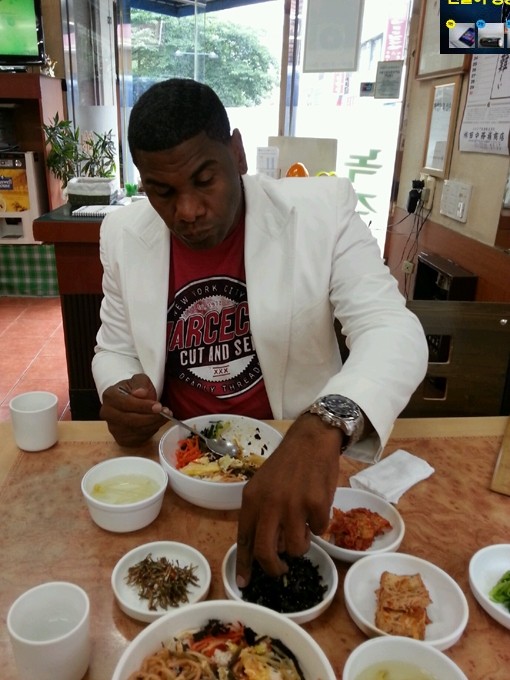 펠릭스 호세가 부산에 도착해 비빔밥을 먹고 있다./롯데 자이언트 제공