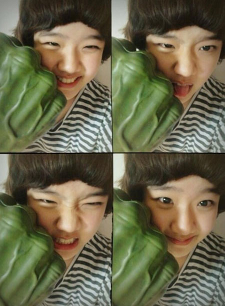 김향기의 헐크손 셀카가 화제다. / 김향기 트위터