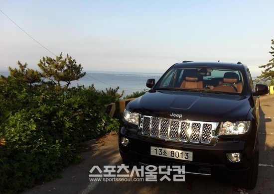 지프 그랜드체로키 오버랜드 서밋에는 피아트와 공동 개발한 신형 V6 3.0 DOHC CRD 터보 디젤 엔진이 탑재돼 최대출력 241마력, 최대토크 56.0kgㆍm에 이르는 최대 토크를 발휘한다.