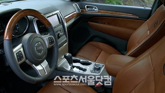 지프 그랜드체로키 내부