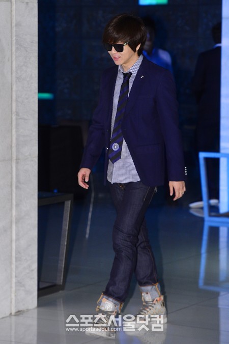 가수 윤도현이 22일 오후 서울 광장동 쉐라톤 그랜드 워커힐 호텔에서 열리는 구자철의 결혼식에 참석하고 있다./남윤호 기자