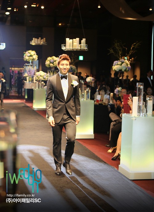 구자철이 밝은 표정으로 신랑 입장을 하고 있다./아이웨딩 제공