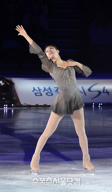 피겨여왕 김연아가 21일 오후 서울 방이동 올림픽공원 체조경기장 특설 링크에서 열린 삼성 갤럭시★스마트에어컨 올댓스케이트 2013 아이스쇼에서 뮤지컬 레 미제라블의 타이틀곡 레 미제라블에 맞춰 화려한 연기를 펼치고 있다. /문병희 기자