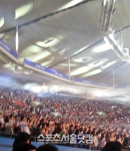 김연아의 연기가 끝나자 관객들이 기립 박수를 보내고 있다. / 유재영 인턴기자
