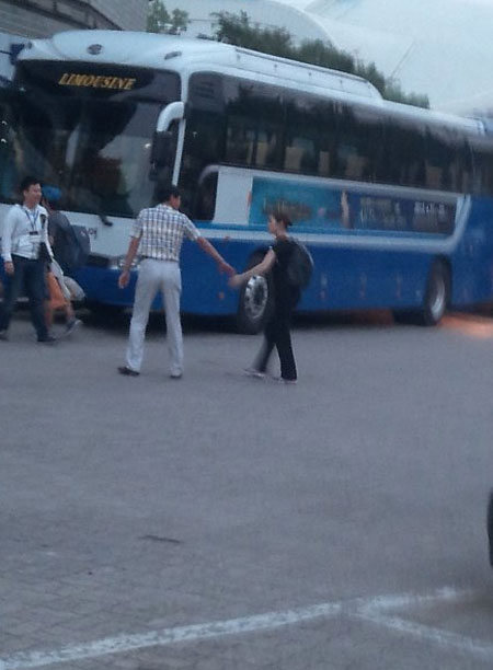 김연아(오른쪽)와 아버지가 손을 잡은 사진이 화제다. / 온라인 커뮤니티 캡처