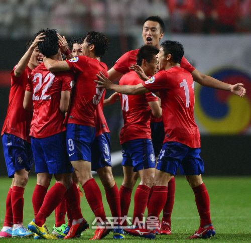 아시아 축구 맹주 자리를 놓고 다툰 한국과 일본은 후발 세력들의 견제를 받고 있다.