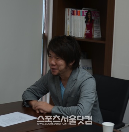 10년 넘게 한일 축구 현장을 누빈 베테랑 프리랜서 기자 에이지 요시자키. / 유재영 인턴기자