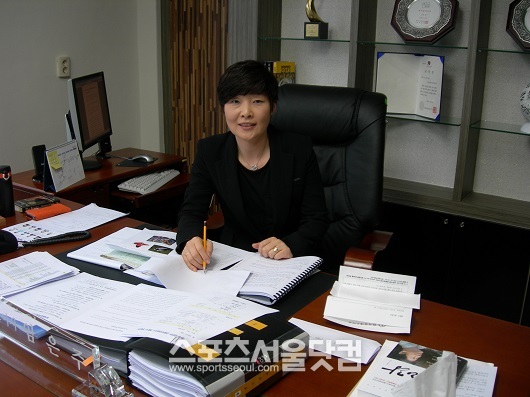 한국 프로축구 사상 첫 여성 구단 CEO인 임은주 강원FC 대표이사가 강릉에 있는 강원 사무국대표이사실에서 포즈를 취하고 있다. / 강릉 = 김용일 기자
