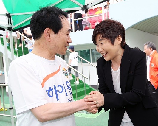 몸이 두 개라도 모자란 그는 눈 코 뜰새 없이 강원도내 18개 시군을 오가며 강원FC의 도약을 촉구하고 있다.