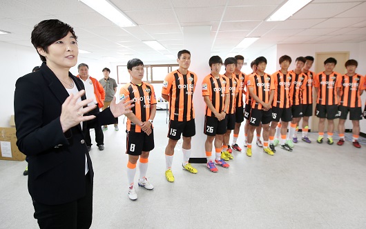 지난 12일 선수단 상견례를 하고 있는 임 대표. 재창단을 강조하며 선수들에게 미친 열정을 강조하고 있다.