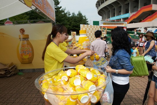 매일유업 인천 북부지점 관계자들이 인천 문학구장을 찾은 야구팬들에게 바나나는 원래 맛있다 day를 맞아 음료를 나눠주고 있다.