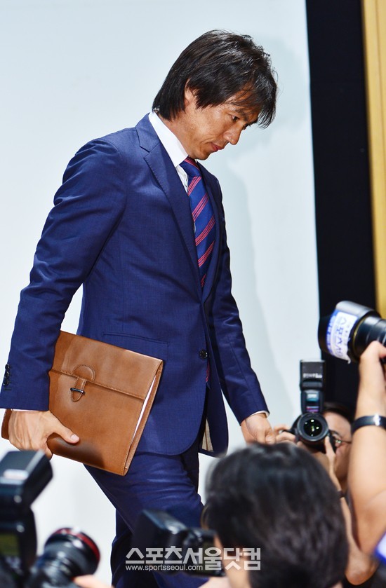 2014브라질월드컵 축구대표팀 감독으로 전격 선임된 홍명보 감독이 25일 오후 파주 NFC에서 열린 기자회견에 참석하고 있다. / 파주=배정한 기자