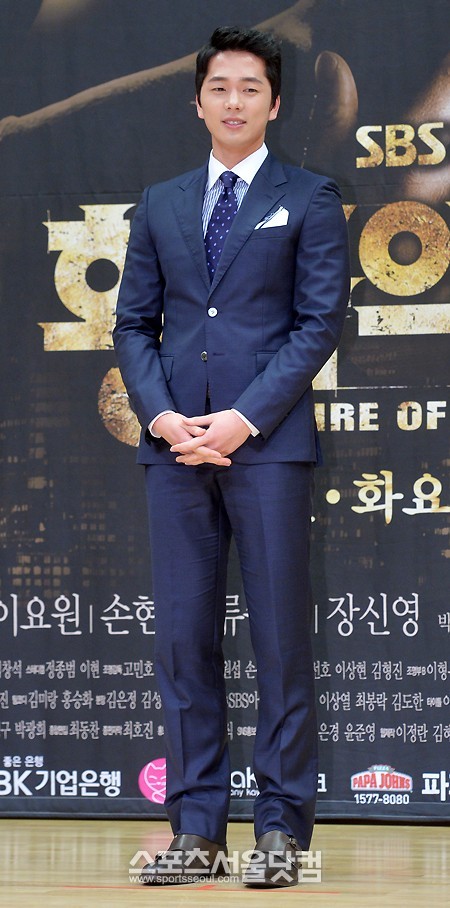 배우 이현진이 25일 오후 서울 목동 SBS사옥에서 열린 새 월화드라마 ‘황금의 제국’ 제작발표회에서 포토타임을 갖고 있다. /문병희 기자