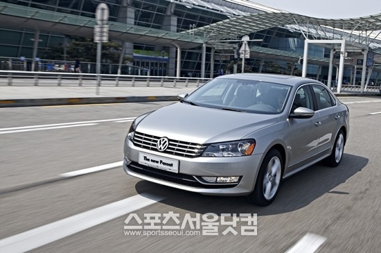 폭스바겐 파사트 2.0 TDI가 1만3071km 실제주행에서 평균 33.1/ℓ을 달성하며 기네스 세계 기록을 갱신했다.