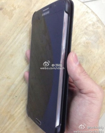 중국 웨이보에 올라온 갤럭시노트3 추정 제품 유출 사진./웨이보 캡처