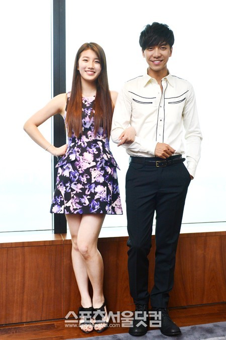 MBC 드라마 구가의 서에서 담여울와 최강치 역으로 열연을 펼쳤던 배수지(왼쪽)와 이승기가 25일 오후 서울 영등포구 콘래드 서울 호텔에서 진행된 <더팩트>과의 인터뷰에 앞서 포즈를 취하고 있다./남윤호 기자