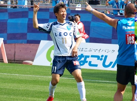 46세의 나이에도 현역으로 뛰며 J리그 각 부문 최고령 기록을 갈아치우고 있다.