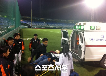 지난 2011년 4월 23일 대전구장에서 난간에서 떨어져 크게 다친 임 모씨. / 스포츠서울 DB
