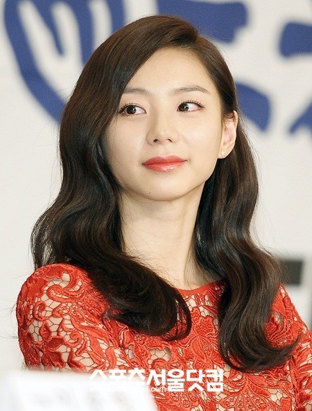 가수 로이킴과 열애설이 불거진 박수진이 <더팩트> 취재 결과 축구 선수 백지훈과 2013년 초 결별한 것으로 밝혀졌다. /더팩트