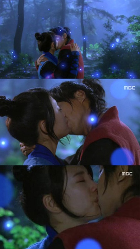 수지가 이승기와 진한 키스신을 펼치고 있다./MBC 구가의 서 방송 캡처