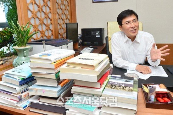 안희정 충남도지사는 정치인이 안됐다면 학자가 됐을 거라고 말했다. / 홍성(충남)=남윤호 기자