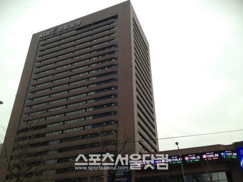 하나SK카드와 외환은행 카드부문 통합 추진을 놓고 외환은행 노조가 전면투쟁을 경고했다.