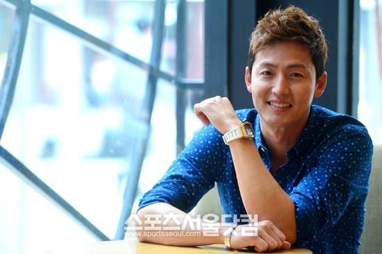 이정진이 27일 오후 서울 다동 한 카페에서 진행된 <더팩트>과 인터뷰에 앞서 활짝 웃으며 포즈를 취하고 있다./남윤호 기자