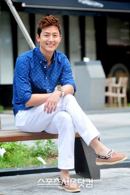 이정진이 온화한 미소를 띄며 카메라를 응시하고 있다.