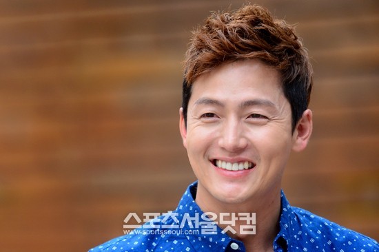 이정진이 속내를 털어놓으며 활짝 웃고 있다.