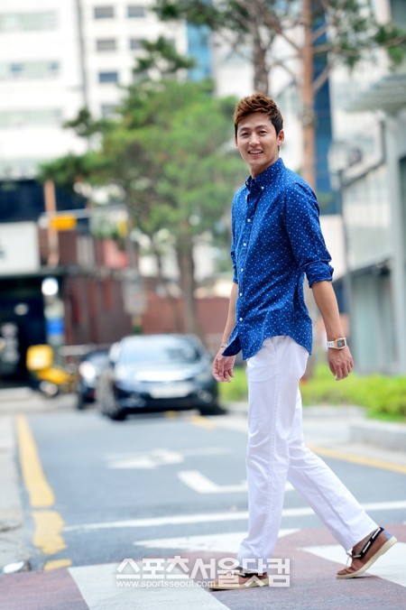 늘씬한 몸매를 뽐내며 자신감 가득한 얼굴로 웃고 있는 이정진.