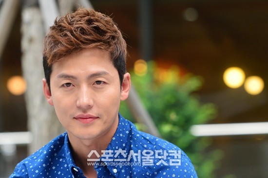 이정진이 자신의 연기관 만큼이나 진지한 표정으로 먼 곳을 응시하고 있다.