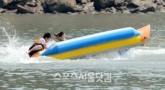 서울 낮 최고기온이 34도까지 오르는 등 전국적으로 폭염이 이어지고 있는 가운데 30일 인천 을왕리해수욕장을 찾은 시민들이 바나나 보트를 타며 더위를 식히고 있다. /인천=노시훈 기자