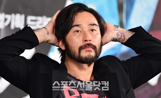 KBS 2TV 특별기획드라마 칼과 꽃 제작발표회가 1일 오후 서울 여의도 63시티에서 열린 가운데 배우 최민수가 취재진의 질문을 듣고 있다. / 배정한 기자