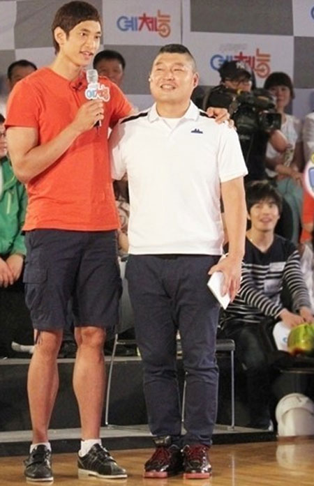 김요한(왼쪽)이 강호동에게 키 굴욕을 줬다. / KBS2 제공