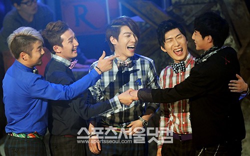 슈스케4 결승전 때 딕펑스(왼쪽)가 로이킴의 우승을 축하하고 있다. /더팩트DB