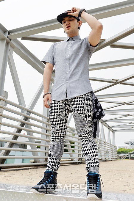 계범주가 <더팩트>에 슈스케4 뒷이야기를 모두 풀어놓은 뒤 멋지게 포즈를 취하고 있다. /최진석 기자