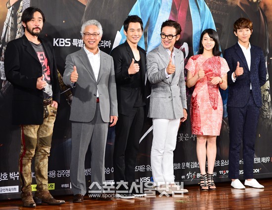 최민수(맨 왼쪽)는 칼과 꽃 제작발표회 내내 돌발발언과 행동으로 취재진의 눈길을 끌었다.