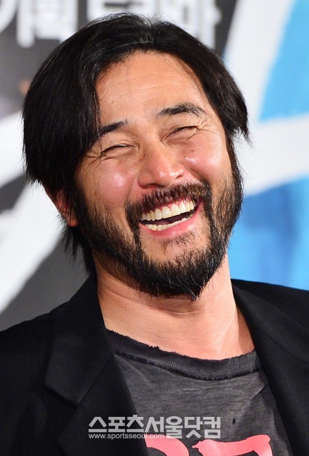 최민수가 칼과 꽃의 시청률 예상으로 99%를 꼽으며 환하게 웃고 있다.