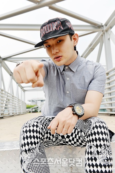 슈스케4 출신 계범주입니다! 계범주가 낯선 천장을 들고 솔로로 데뷔했다. /최진석 기자