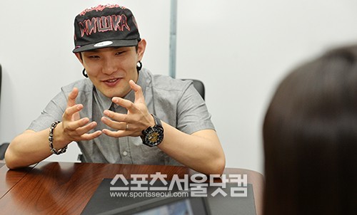 제 노래 짱 좋아요 계범주가 지난달 25일 <더팩트>과 인터뷰에서 자신의 신곡 자랑을 하고 있다. /최진석 기자