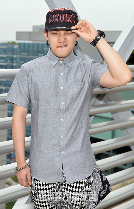 더 멋진 대한민국 딴따라가 될게요! 계범주가 독특한 포즈로 <더팩트> 독자들에게 인사하고 있다. /최진석 기자